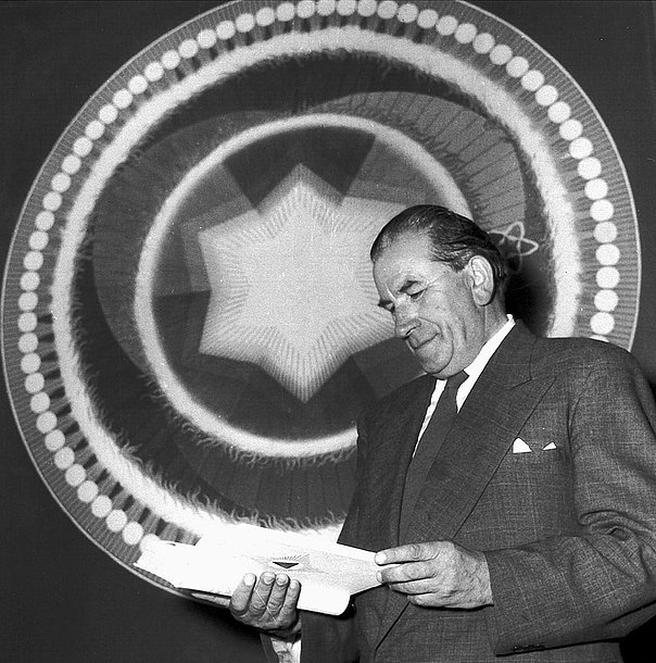 Martinus and the main symbol. The year is 1955 and his work with the most important of the cosmic analyses in The Third Testament has been completed.